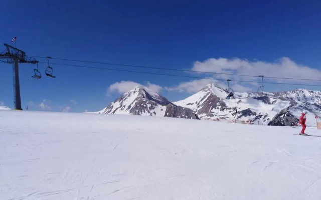 Sunny studio apartment - few steps from Gondola