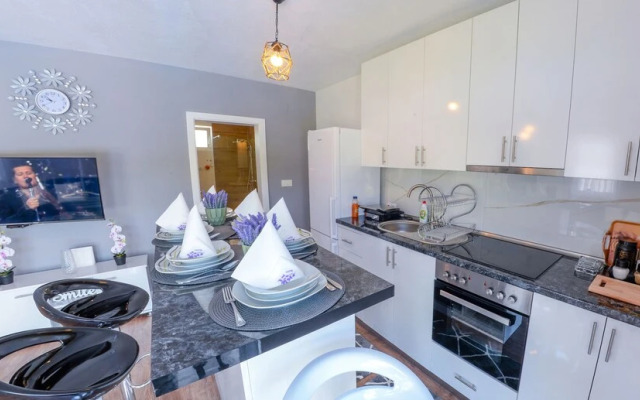 Sweet Retreat-Buna Riverside with pool