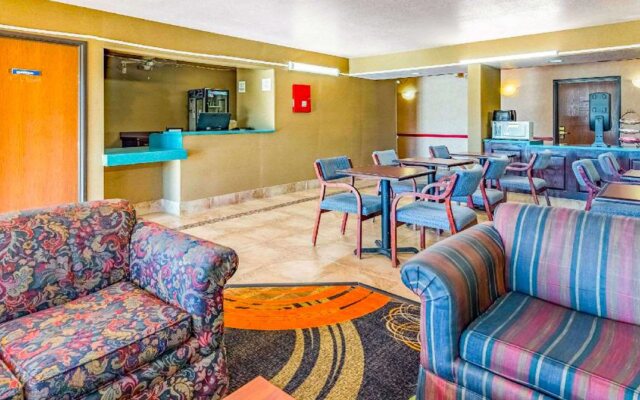 Econo Lodge Inn & Suites