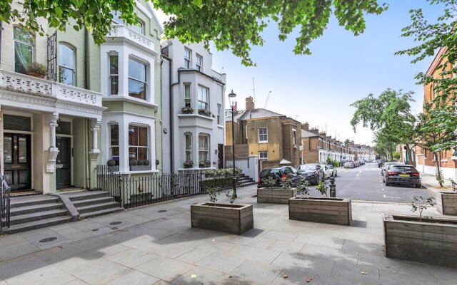 Traditional Chelsea Maisonette With 2 Bedrooms and Wonderful Views of the River