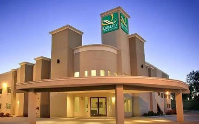 Quality Inn & Suites West Waterpark