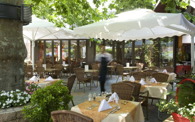 Logis Hôtel Tante Yvonne & son Restaurant semi-gastronomique Lyon Nord