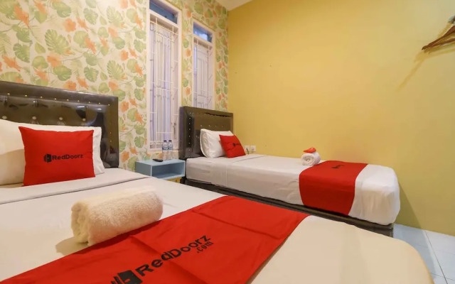 RedDoorz Syariah near Jam Gadang Bukittinggi 2