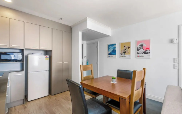 City Getaway 1BR Apt w Pool & Gym I Zodiak Stays