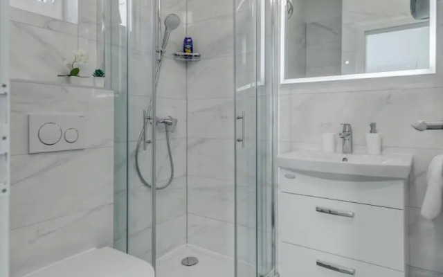 Spacious Modern Apartment Miljak - 1min to the beach