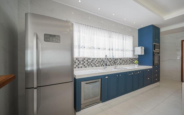 Casa Moderna com Quatro Suítes no Canal da Marina