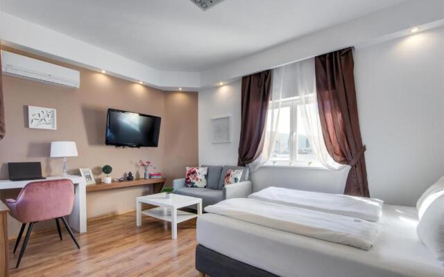 d.Five Premium Studio Szervita Square