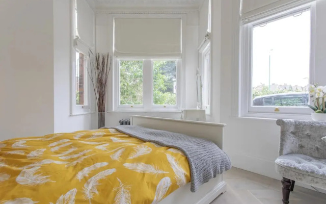 4-bed Flat in West London, Sleeps 8, 8 min to Tube