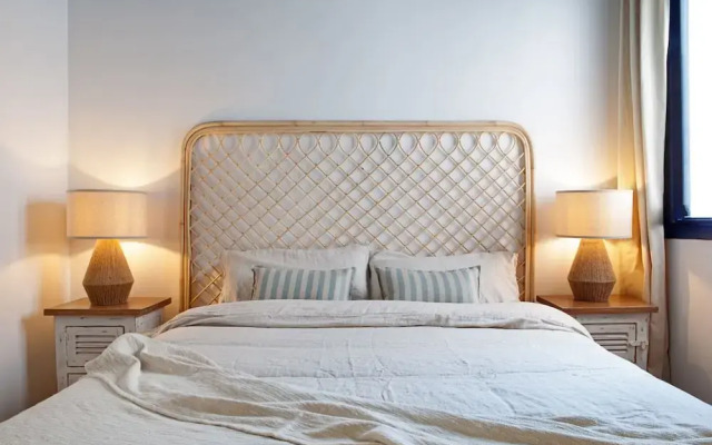 Perissa - 2 Bedrooms and Terrace in Trafalgar