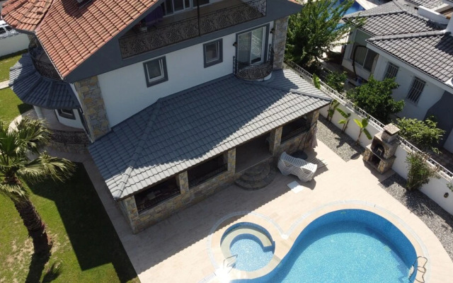Immaculate 4-bed Villa With Large Garden and Pool