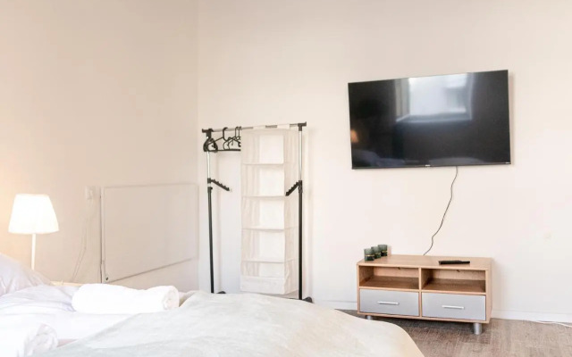 Perfectly situated 2BR Apt. - ideal for Longstays
