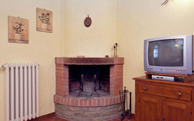 Villa in Tuscany With Pool & Vineyard Views