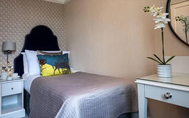 Queen s Hotel