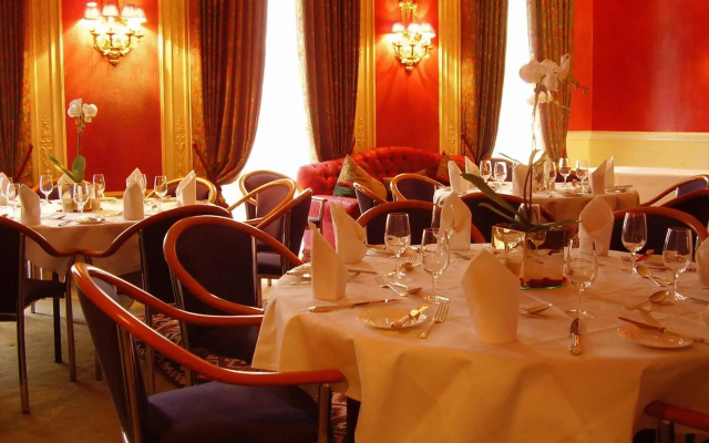 The Leonard Hotel