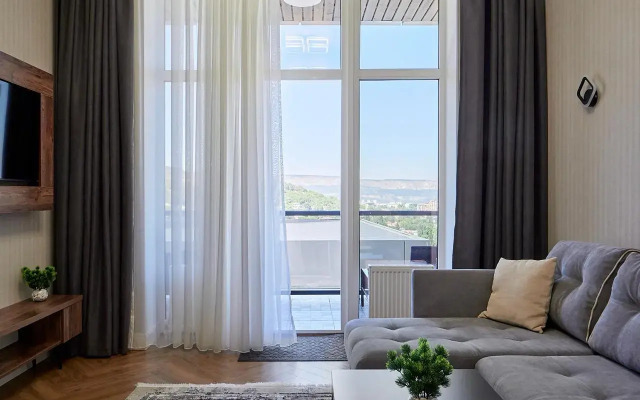 Family House (Фемили Хаус)