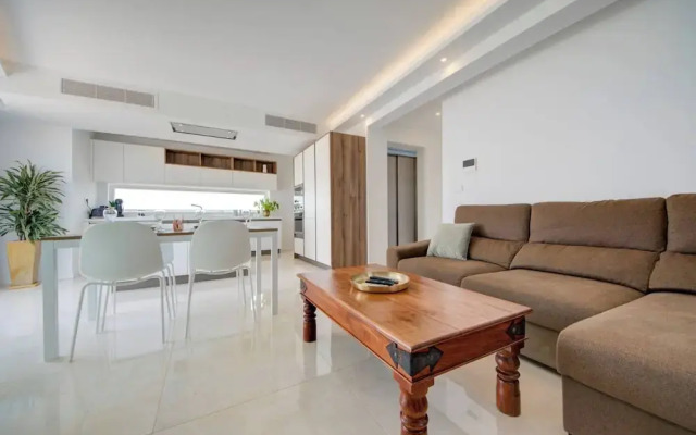 Luxury Penthouse With Private Pool and sea Views, Sleeps 6