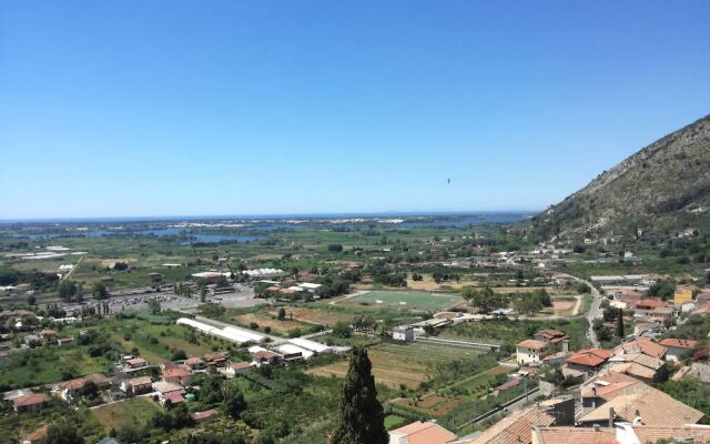 Panoramic Shabby Home