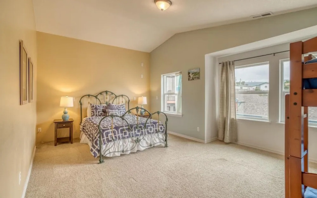 Yaquina Lighthouse View Beach Home
