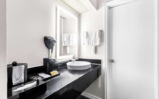 Quality Inn & Suites Port Lavaca near Lighthouse Beach