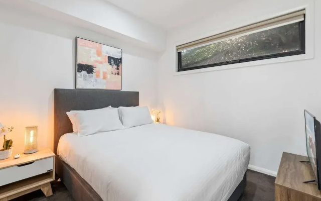 Comfortable 2BR Retreat With Balcony & Parking