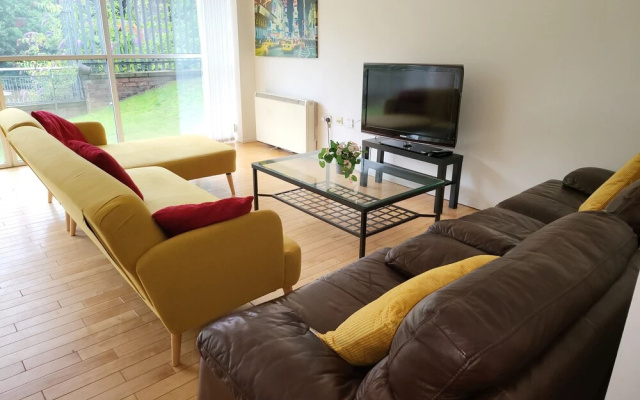Luxury River View 2-bed Apt, Wifi, Garden, River