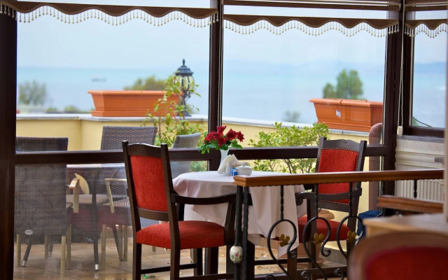 Hotel Adonis Palace