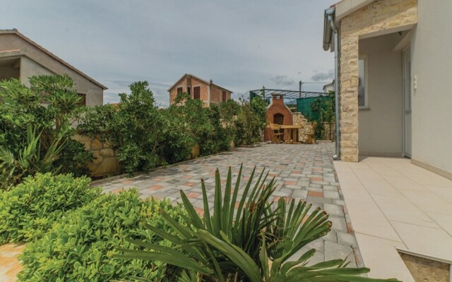 Spacious Villa in Maslenica with Swimming Pool