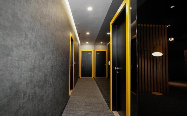 Maccani Black Luxury Suites