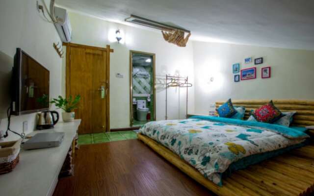 Zhangjiajie April Day Hostel