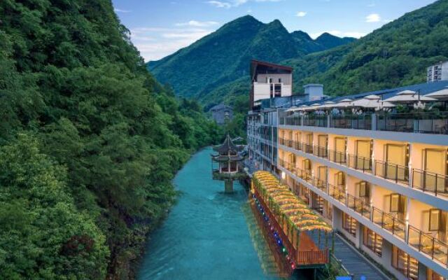 Weijianshan Homestay (Shennongjia Muyuzhen Xiangxi Street Branch)