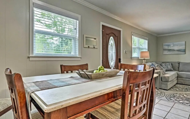 Ocean Springs Getaway - Walk to Beach & Downtown!
