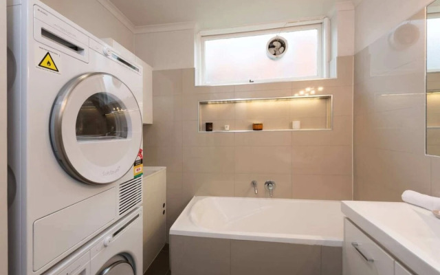 Light 2 Bedroom Apartment in Elwood With Balcony