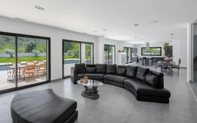 Villa With Heated Swimming Pool spa gym and Cinema