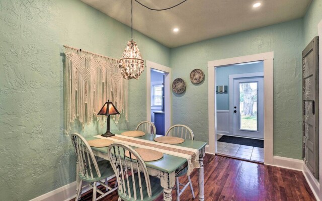 Bright Bradenton Retreat: 1 Mi to Downtown!