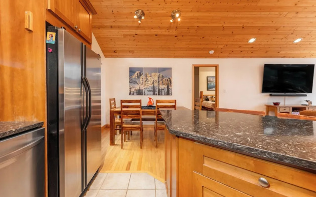 Mountain Chalet 2Min to Jasper Park Gate