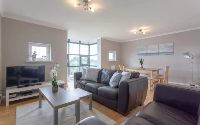 Bright, Modern One-bed With Stunning View of Thames