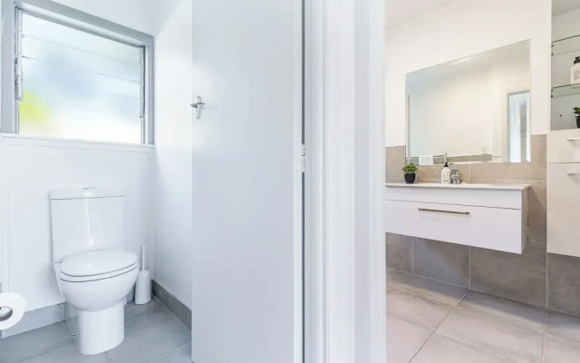 Takapuna 2 Br House Near Beach W/ Parking