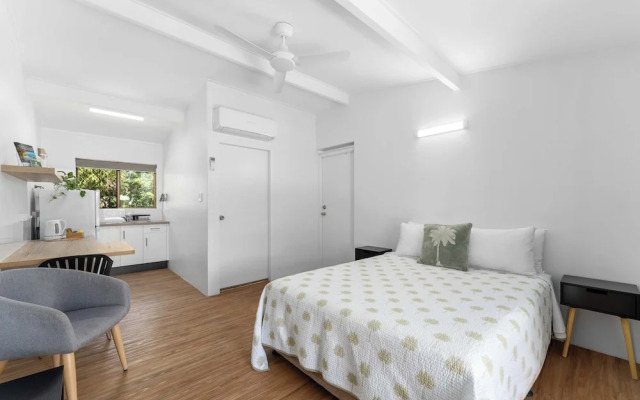 Kinka Palms Beachfront Apartments / Motel