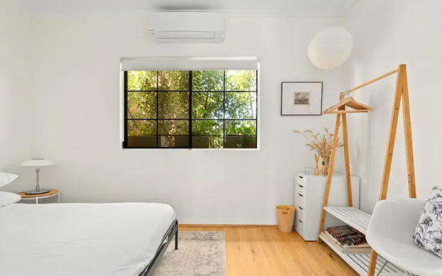 Spacious 2-bed Townhouse With a Lush Courtyard