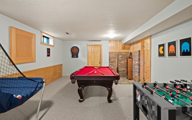 SPACIOUS 3,000 sq2 Luxury Home | PRIVATE Pool & Hot Tub | STEPS to Kinsmen Beach