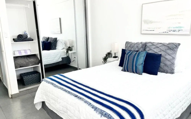 Centrally Located Sunny Apartment Walk to Beaches