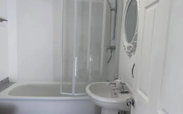 Urban Calm Spacious 3-bed Home With Free Parking