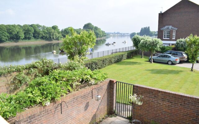 5 Bedroom House With Riverside View