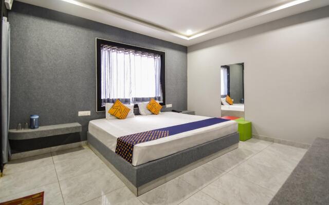 SPOT ON 74760 Hotel Surya Palace