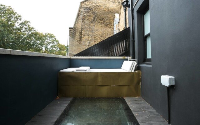 Designer two BR Apartment In Angel With Huge Terrace