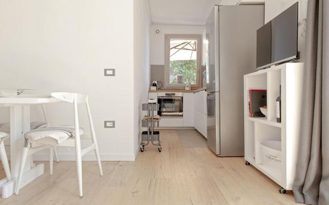 Seafront Apartment in a Splendid Position Overlooking the Sea-vistamare