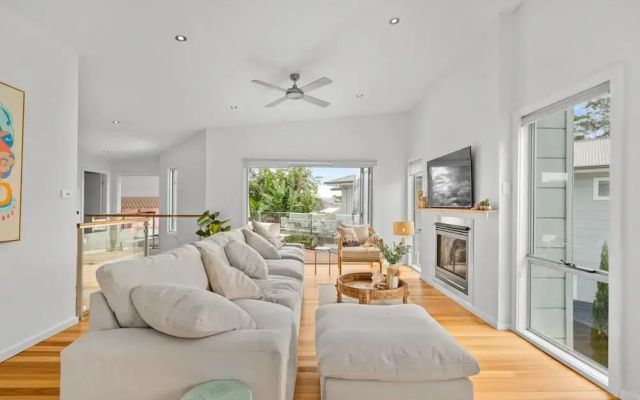 Luxurious 5-bed Home by Avoca Beach