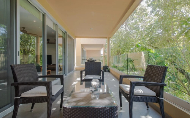 LUXURY! 4 POOLS - 2-bdr condo - GYM (V233)