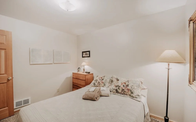 32mbr - Bbq - Pets Ok - Wood Stove - Sleeps 7 3 Bedroom Home by RedAwning