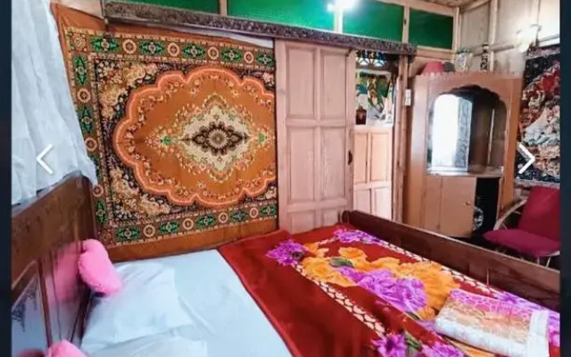 New minar group of houseboats